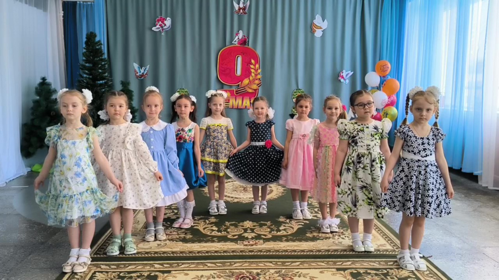 1. фото вокал дс 51 с дедом на парад_Moment.jpg